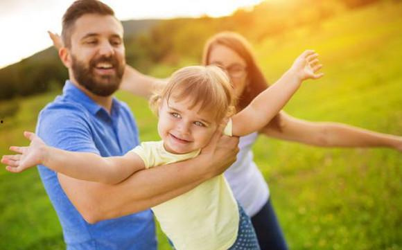小孩打架爸爸吃瓜,一场家庭“战争”的幽默演绎