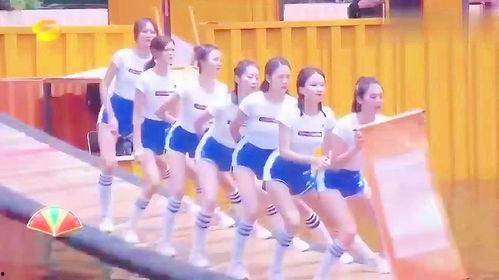 啦啦队员吃瓜,啦啦队员的欢乐食趣记”