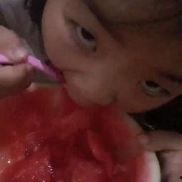 宝宝吃瓜跳舞视频,萌动全网引欢笑